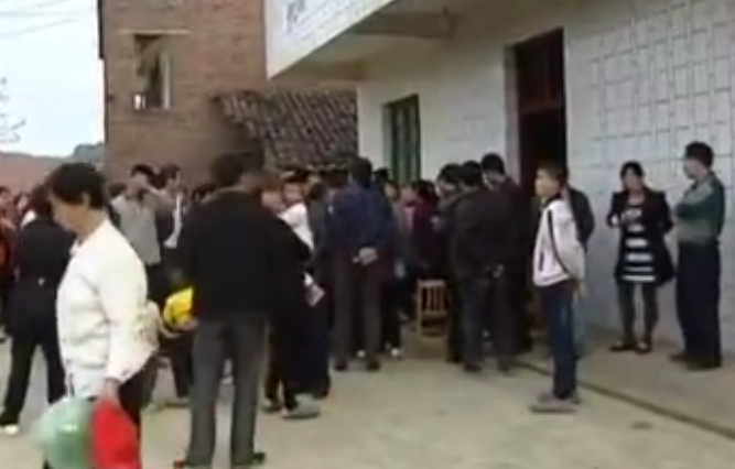 八旬老太喝农药自杀,三个不孝子围观三小时,一咽气就送到火葬场