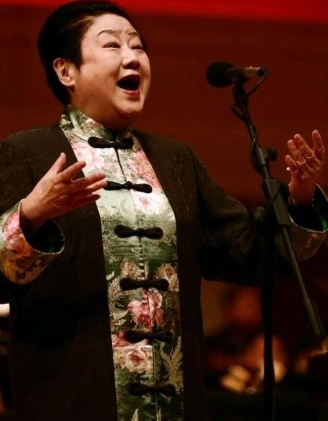 新艳秋|京剧演员李世济、迟小秋为什么摇头晃脑，新艳秋年过八旬也未如此