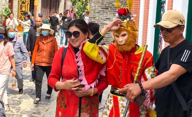 皖北农村视界 安徽淮北：“齐天大圣”耍“金箍棒”亮相濉溪古城街头与游客合影