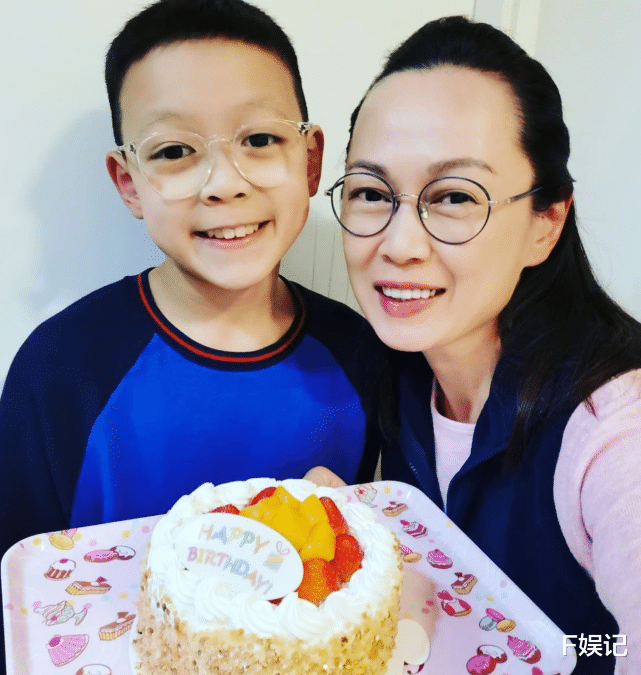 明星素颜|TVB女艺人生日素颜与饼印儿子庆祝 《爱回家》一众艺人为其庆生