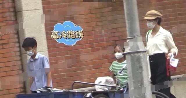 清浅微笑的我|孙俪接送两个孩子放学被网友偶遇！一家三口同框生图曝光