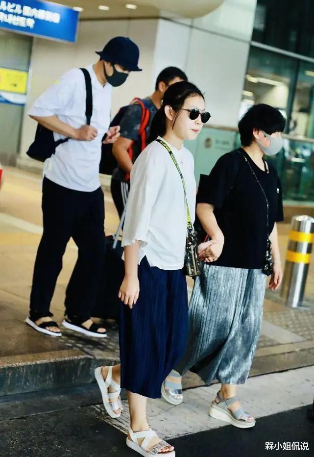 槑小姐侃说|小沈阳带妻女走机场，仨人穿基础单品朴实接地气，女儿比妈还要高