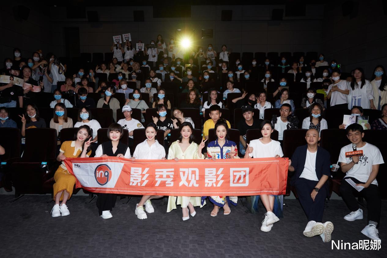 Nina昵娜 42岁殷桃真自律，穿露脐装短裤深夜健身，这川字腹肌同龄老戏骨里少见