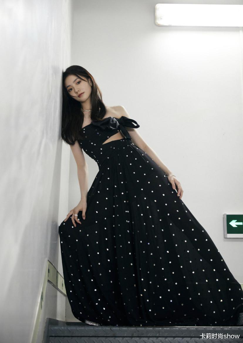 卡莉时尚show|张艺谋审美太好，就算刘浩存是淡颜美女，穿上黑裙照样美得惊艳