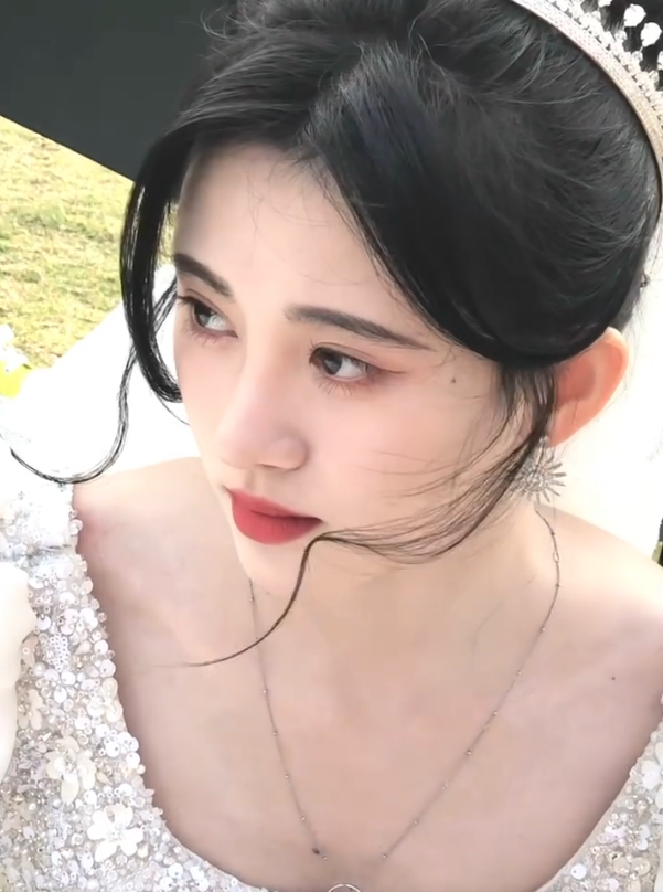 鞠婧祎|鞠婧祎穿婚纱走哪“捂”哪,当她挪开手的那一刻,粉丝疯狂截屏