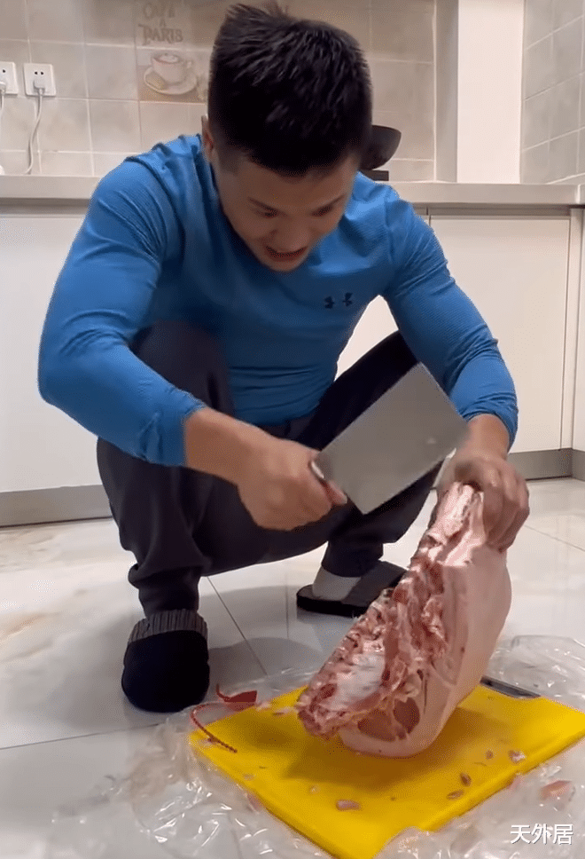 深蹲|中國(guó)奧運(yùn)冠軍曬切排骨視頻，外國(guó)網(wǎng)友集體看不懂：炫耀深蹲嗎？