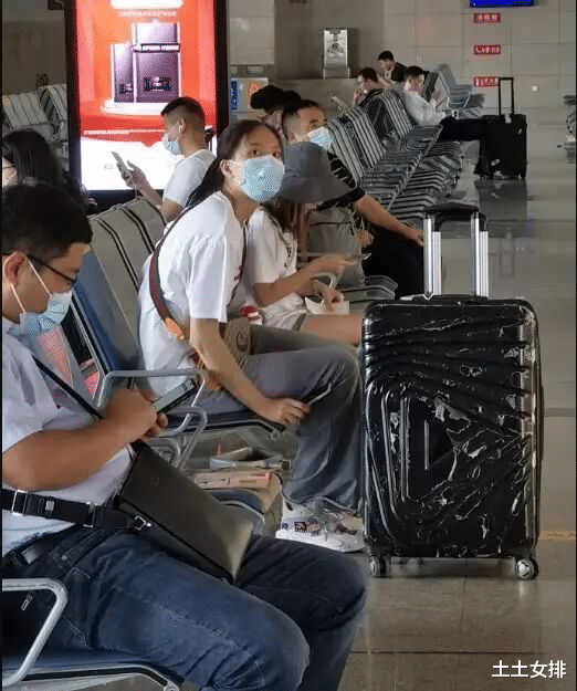 郑益昕|中国女排人员再调整！世界冠军匆忙归队，郎平或在世联赛有大变动