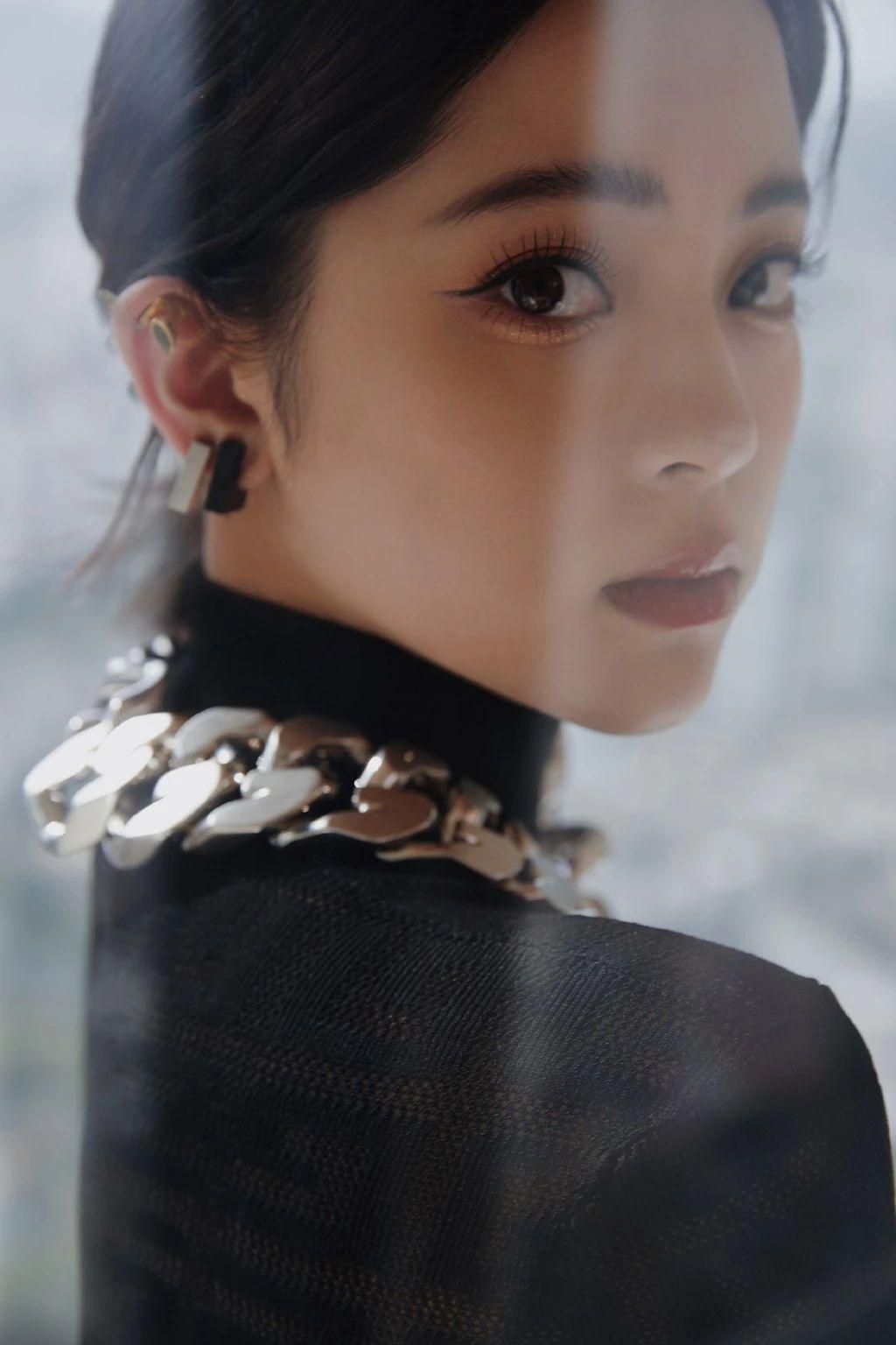 时尚圈的奇葩大喵 大饼脸变美不是梦!汤唯娜比亲身示范,让你瞬间摸到颜值天花板