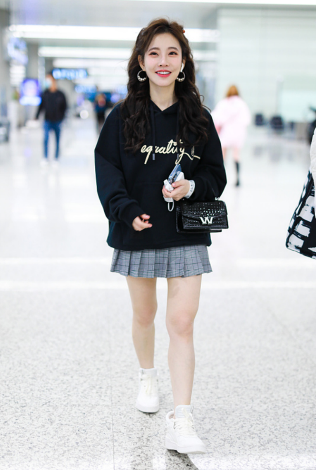 冯提莫|不怕冷的冯提莫,卫衣配百褶半身裙,这是把机场当秀场啦!