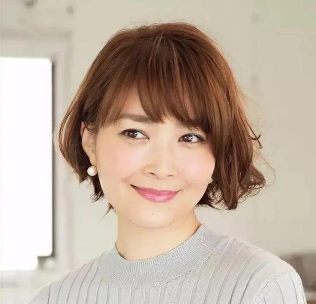 穿衣搭配|50+女人适合烫什么发型？这些减龄烫发了解一下，时髦显脸小！