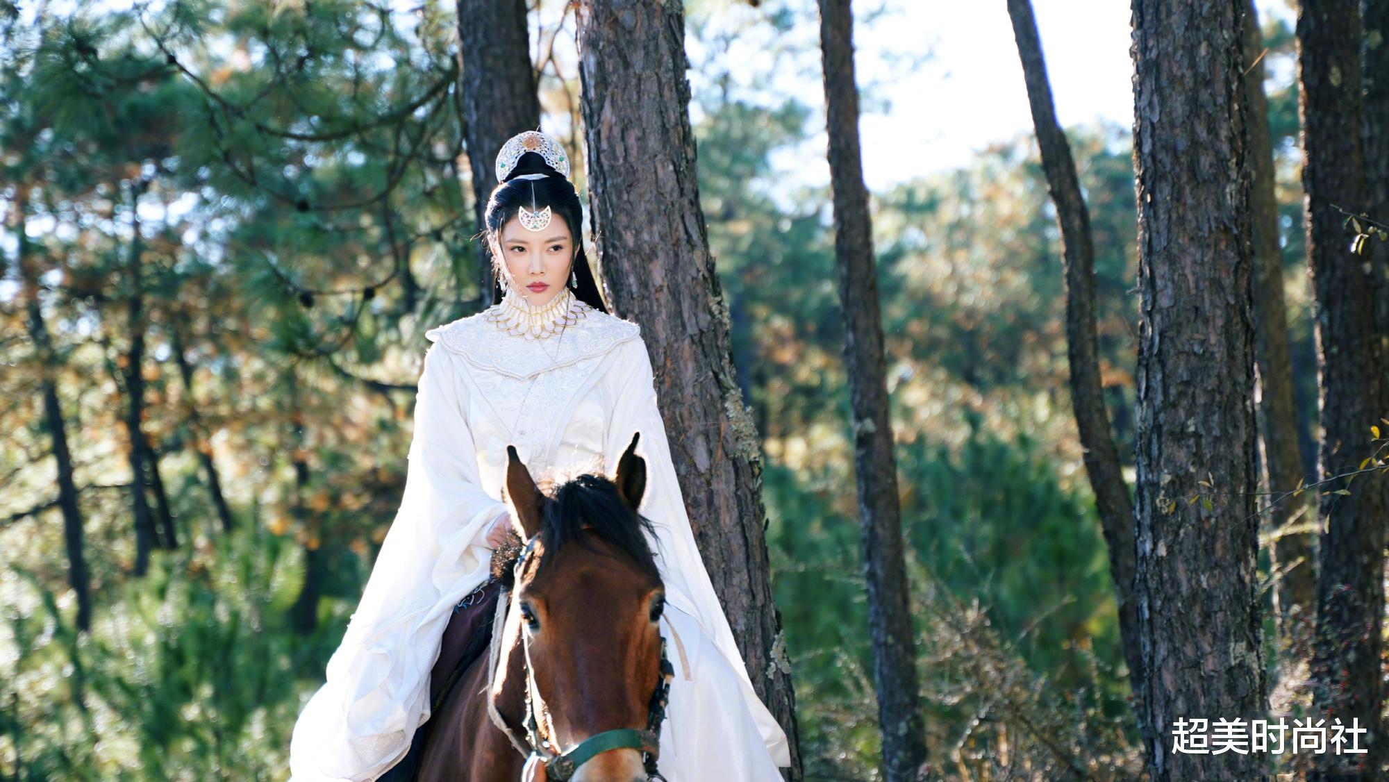 超美时尚社 徐冬冬出演铁扇公主,被赞有武则天风范?戴金色王冠造型惹争议