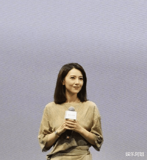 赵又廷|低调撒狗粮？高圆圆赵又廷街头密会好甜，男方衣服上的字亮了