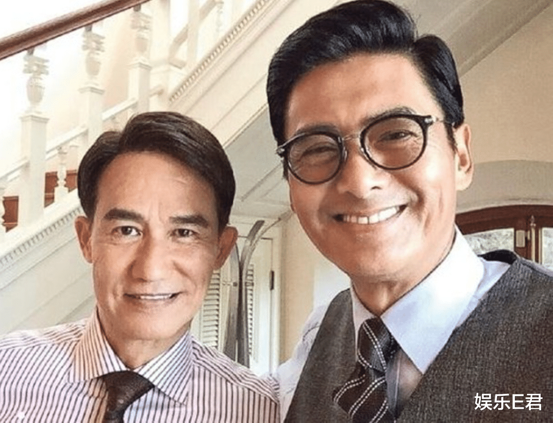 周润发|66岁周润发一人吃牛肉面，表现低调接地气，身家数十亿仍省吃俭用