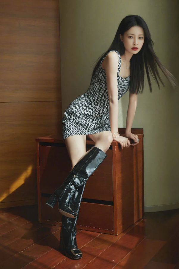 大时尚大观点|孙怡哪像生过娃？穿漆皮长靴腿瘦似竹竿，李沁都做不到