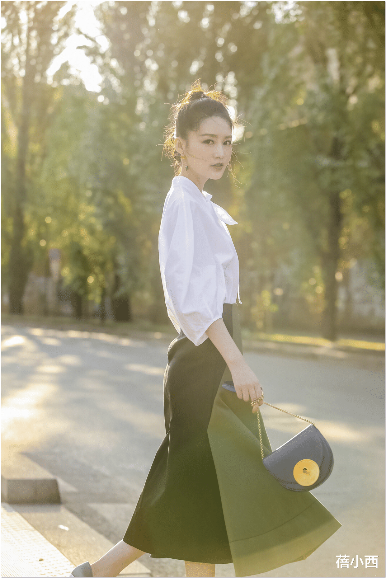 李沁|李沁的尺度也刚开了！穿酒红色镂空连衣裙，上“性感”下“可爱”