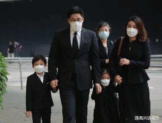 霍启刚|霍启刚晒3孩子合影，女儿名字打破豪门规矩，郭晶晶地位显而易见