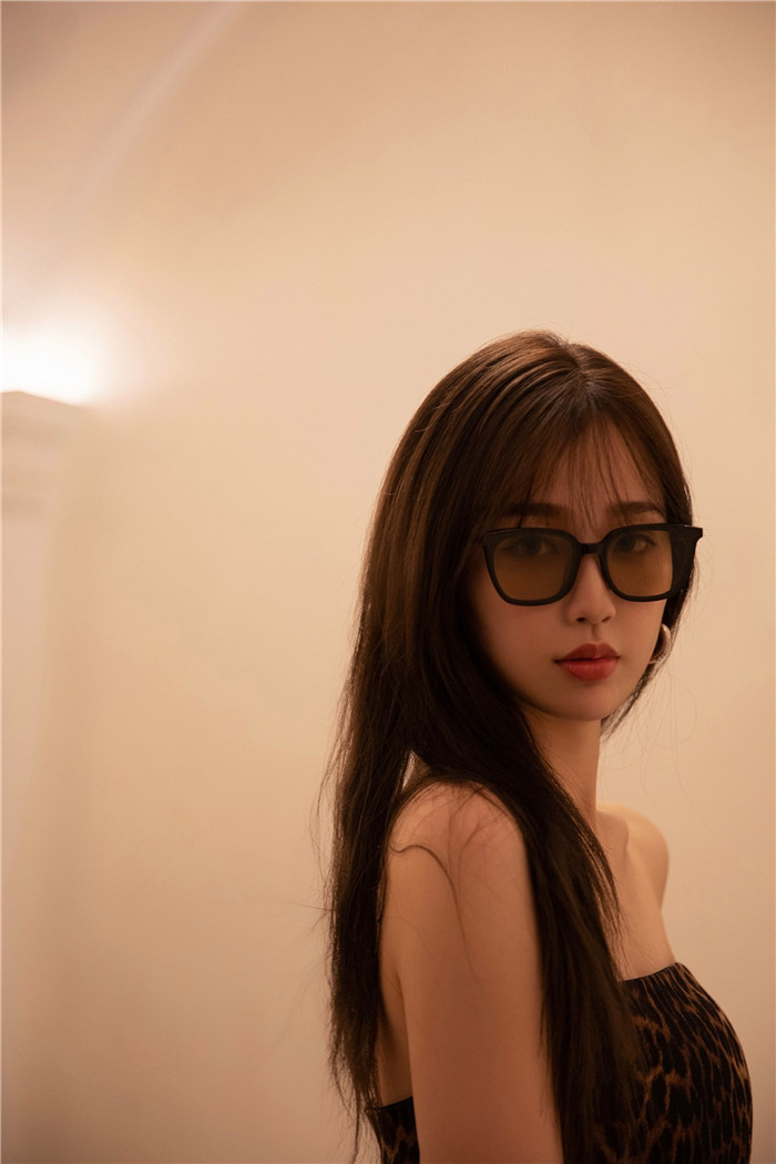 虞书欣|上海甜妹变辣妹！虞书欣豹纹抹胸短裙潇洒热辣 驾驭百变风格