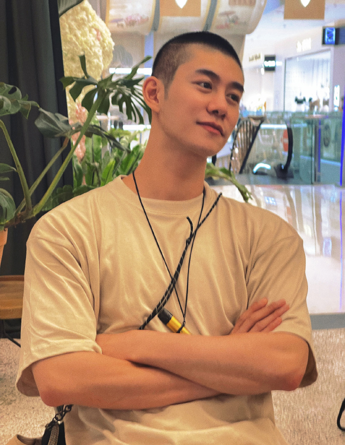 健身达人|是演员也是健身达人,麒麟臂塑造的结实健壮,腹肌线条棱角分明!