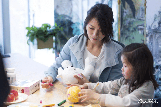 窦靖童|她是佟丽娅的同班同学，与陈思诚同居3年，如今37岁仍孤身一人