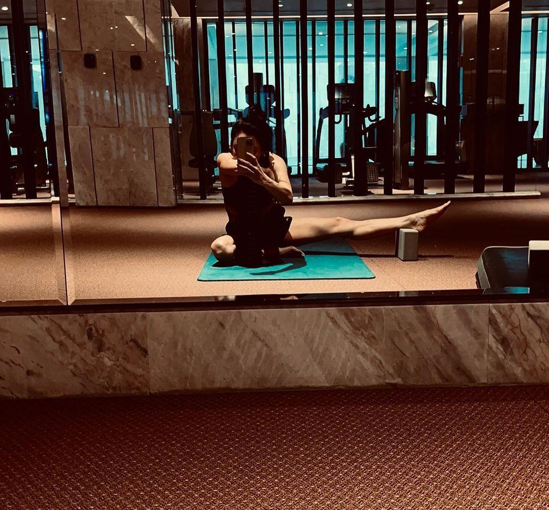 育妈计|41岁张柏芝晒健身照，四肢纤细皮肤紧致，马甲线明显无一丝赘肉