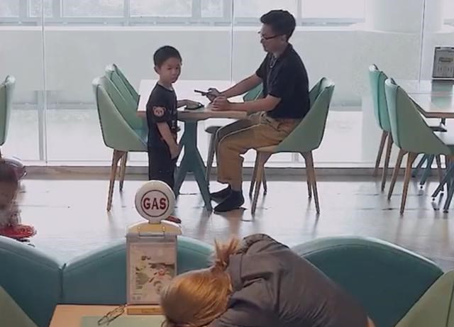 育儿心课堂|笑哭！福建一弟弟餐厅帮姐姐要帅哥微信，一句话令姐姐尴尬埋头！