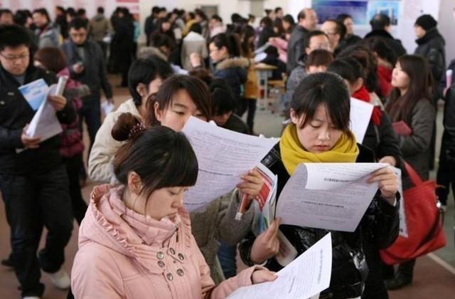 依科育儿吧|体制内快要成“女儿国”了,年轻男性根本没几个,3个原因很现实