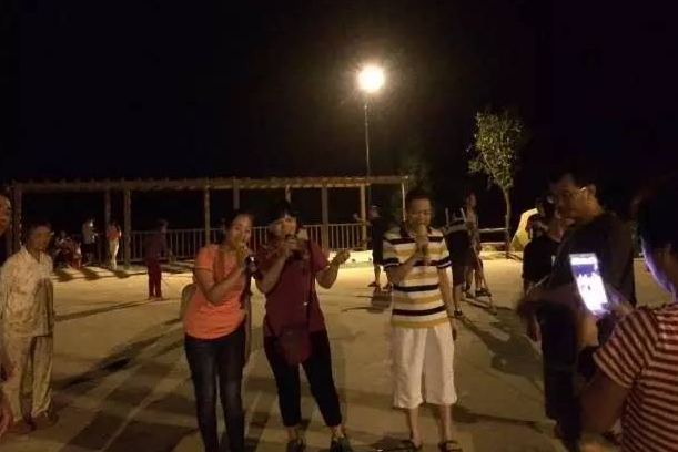 糖果的妈妈|夏季“昼长夜短”可以带娃玩到很晚？“超时”有许多隐患，别贪玩