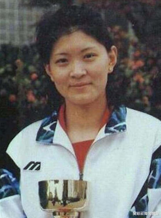 女排|女排天才毁约赴美深造，郎平镜头前哽咽声明，宣布她被永久除名