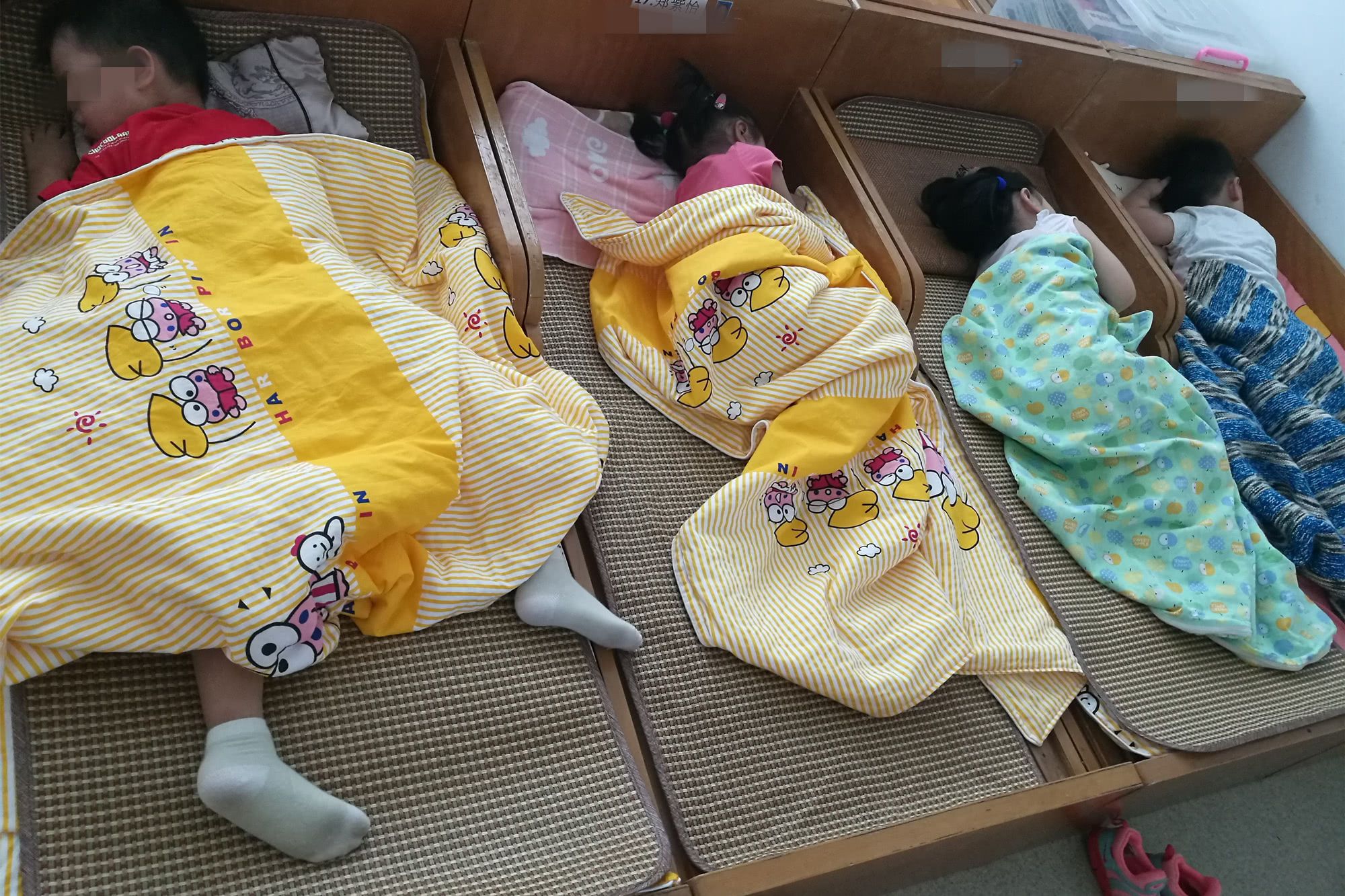 两口育儿|刚入园的孩子午睡最佳时长是多少?睡多睡少有差别,不是越长越好