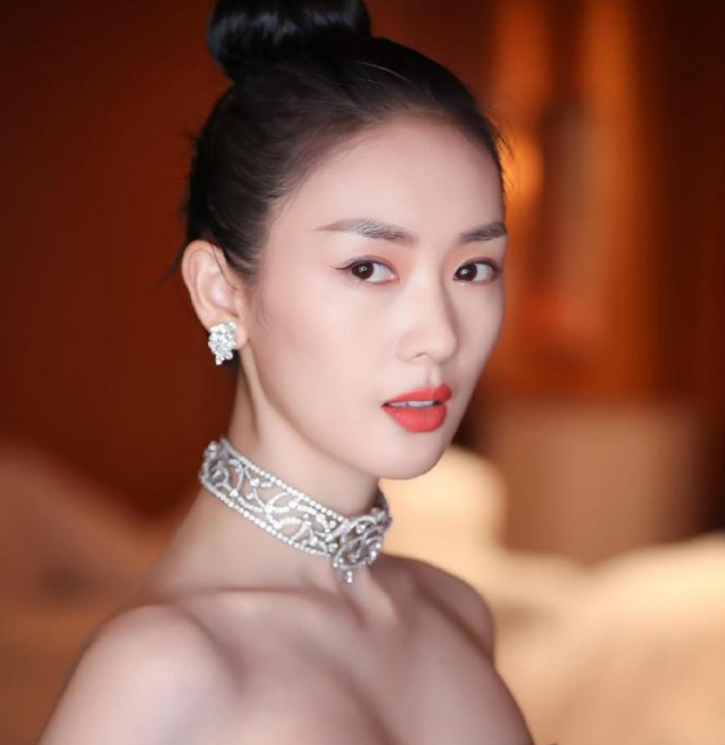 章子怡|童瑶，都说她和章子怡长得很像，那么到底有多像呢