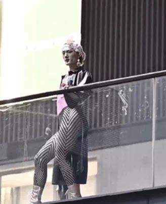 陈飞宇|黑高跟，红内裤，当街狗爬：“辣眼妖男”不封杀？