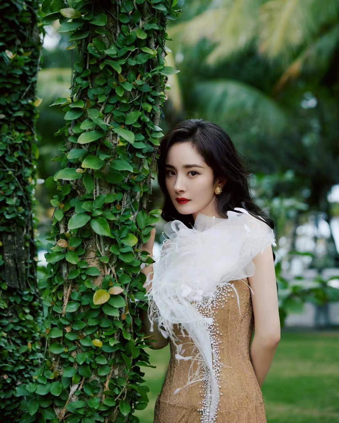 徐璐|杨幂穿开衩裙造型曝光！路人视角被指仪态不佳？生图皮肤白到反光