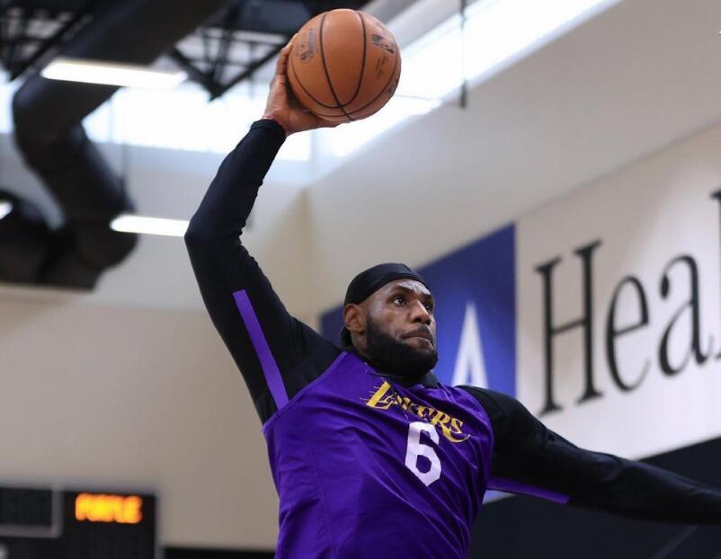 威斯布鲁克|三消息,老板送威少纪念球衣,詹姆斯掉出MVP榜,皮蓬小女友曝光