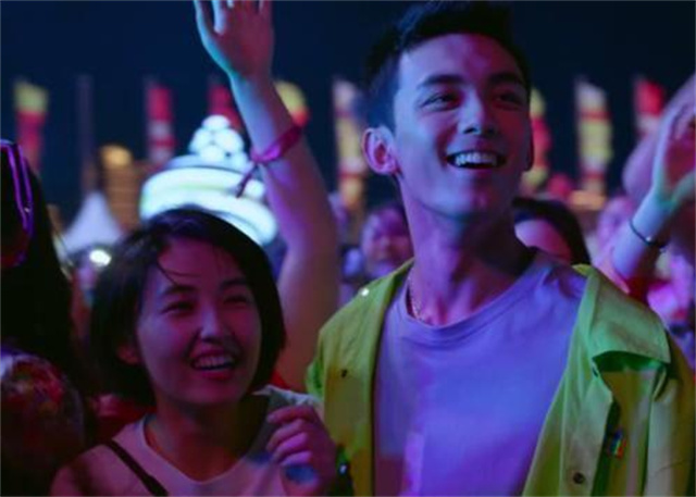 吴磊|吴磊正式官宣女友张子枫，爱情来的太甜蜜，吴磊保温杯里泡枸杞