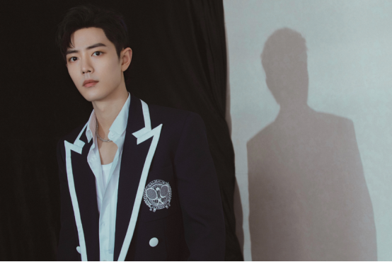 肖战|肖战抱小孩照片引热议，在线辟谣隐婚生子，并对转账问题进行回应