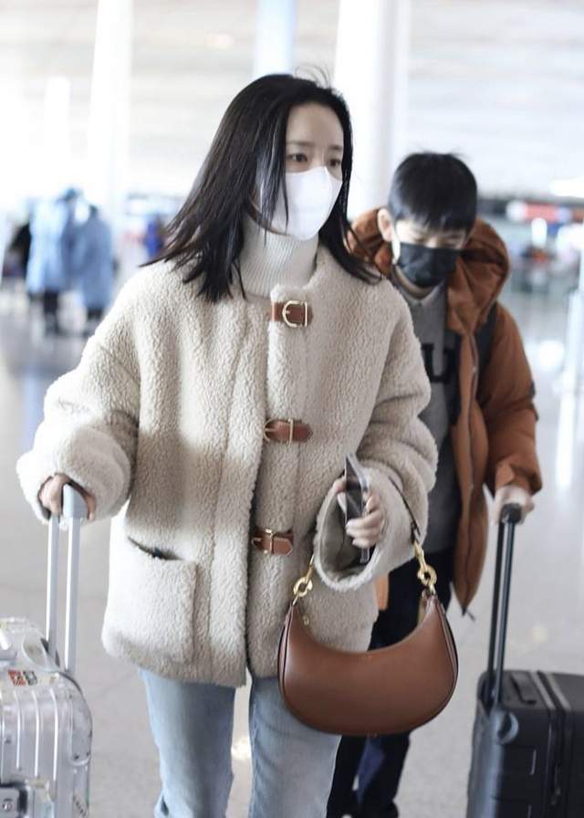 董洁|41岁董洁带娃现身机场,穿四万外套显阔气,12岁儿子眉眼似潘粤明