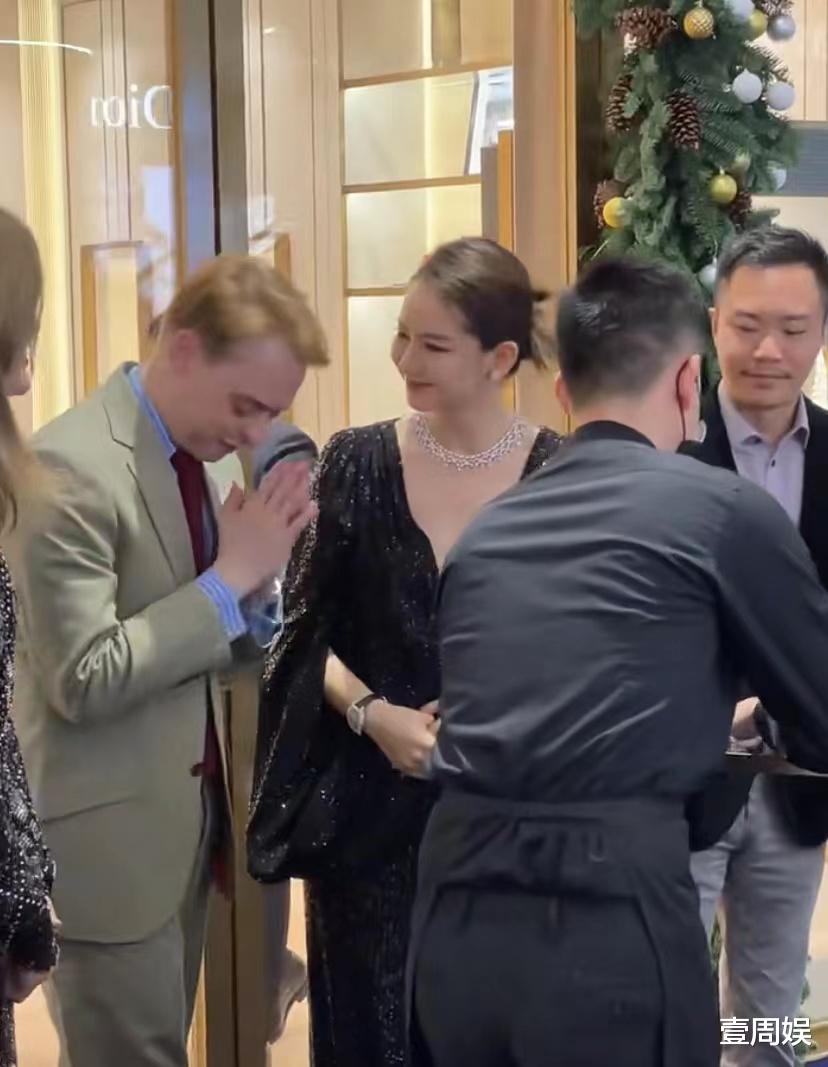 戚薇|戚薇浓妆艳抹出席活动，老外目不转睛盯着她看，太有魅力了！