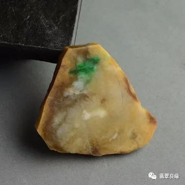 文玩|68万元的赌石切开后不是翡翠 谁该为这块翡翠原石买单