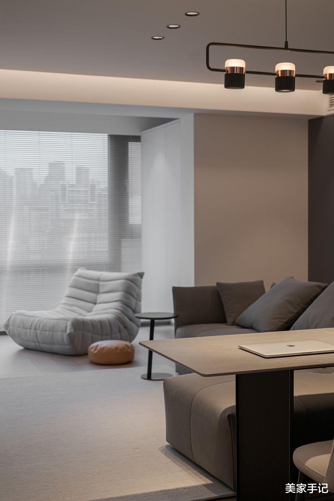 |这对夫妻太有远见，坚持摒弃阳台，电视墙打满柜子，场面实用大气