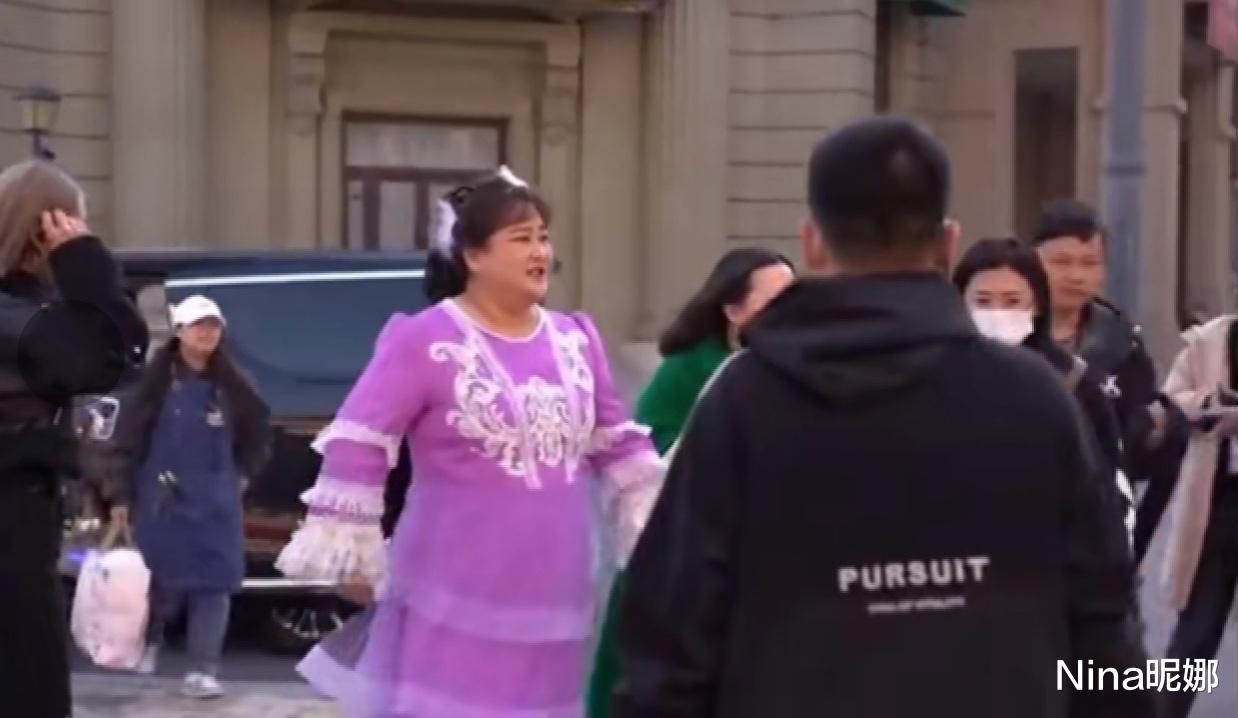 贾玲|真替贾玲捏把汗！胖成球穿香芋色公主裙看不见腰，上万裙快变道具服