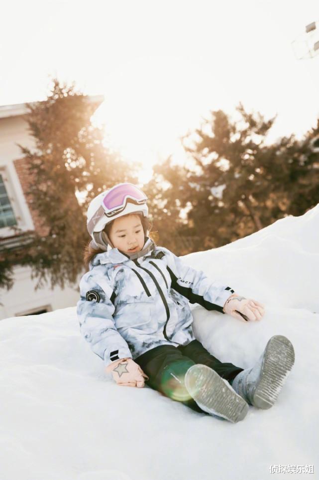 董璇|董璇带女儿滑雪，小酒窝雪地摔倒泪眼汪汪惹人疼，越来越像妈妈