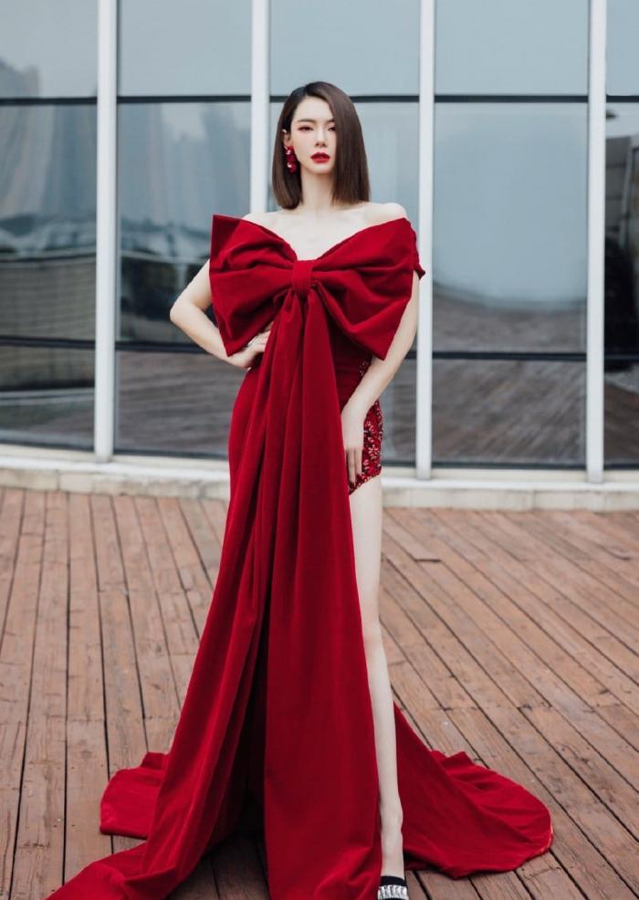 戚薇|《天上飞》李承铉台上狂遮戚薇长腿，老婆的美腿是我的，笑翻网友