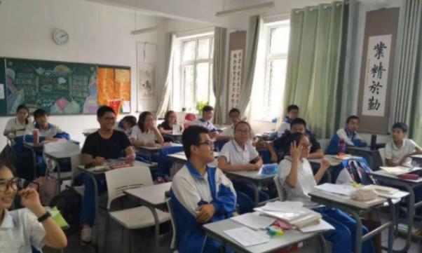 吴洪娜聊说育儿|女教师穿“人体器官服”上课，学生尴尬无比，家长质疑：用意何在