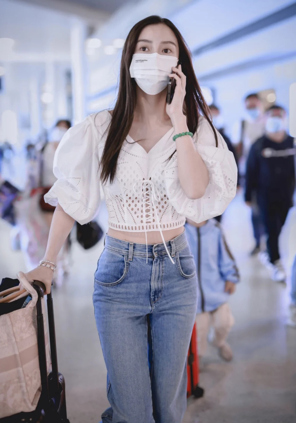 小海绵|baby带儿子出行，4岁小海绵独自推行李箱，母子俩机场狂奔太可爱