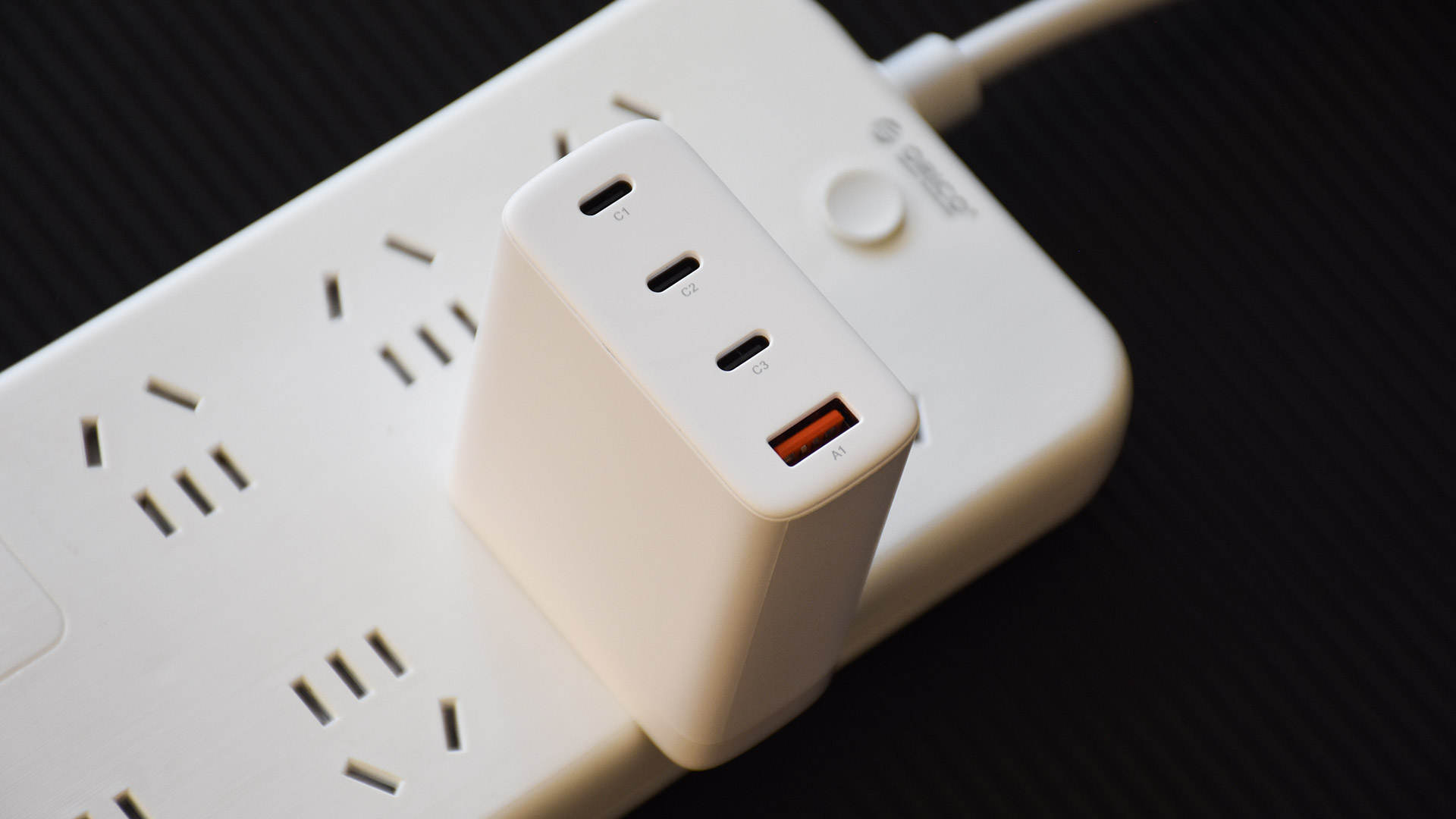 海信|奧?？?00W氮化鎵四口充電器：多口齊充 極速回血