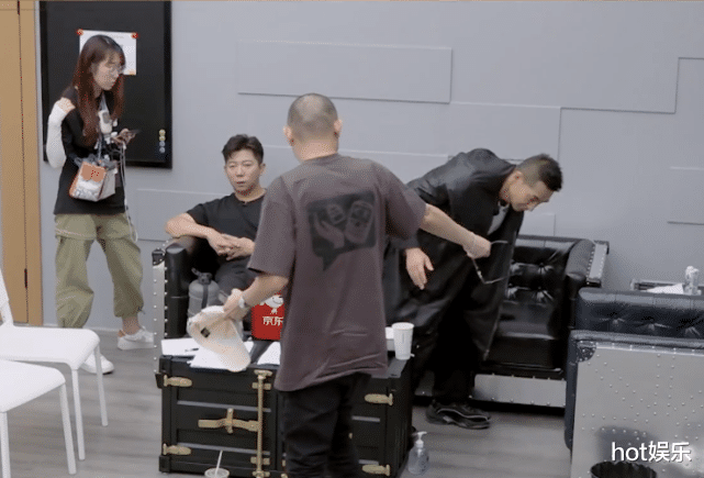 赵文卓|唱跳垫底，表情严肃，与节目格格不入，赵文卓靠什么圈粉？