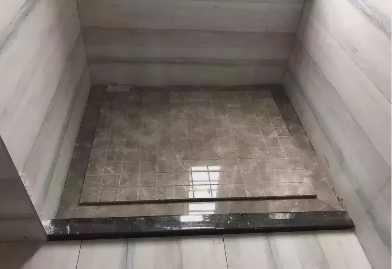 如果觉得斜坡排水慢,尝试这种新的卫生间排水方式,不仅快还防滑