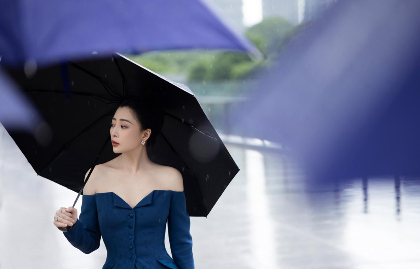 潮流搭配师甜甜|殷桃撑伞漫步真有魅力，“饱满身材”穿一字领太有女人味，太惊艳