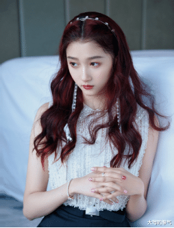 关晓彤|关晓彤录制综艺节目被拍,现场生图很吸睛,造型超前卫