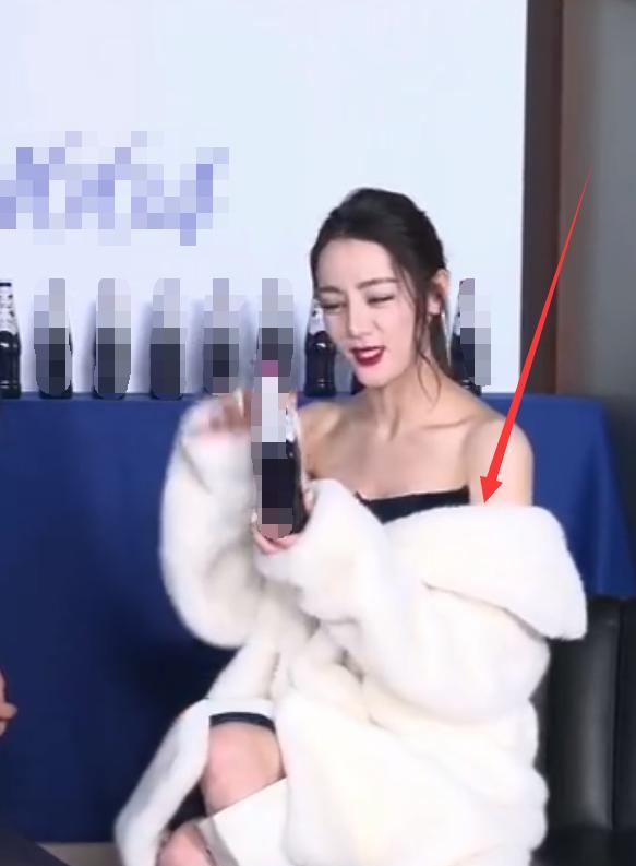 迪丽热巴|迪丽热巴故意拉低衣服被骂绿茶,镜头下移到腿,全网欠她一个道歉